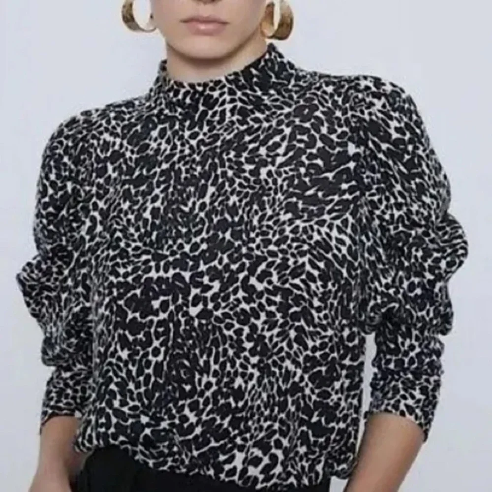 Zara black and cream animal print puff sleeve mock neck blouse Size Small